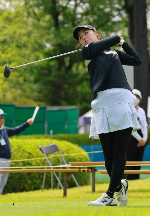 10番、ティーショットを放つ高橋恵(撮影・上山淳一)