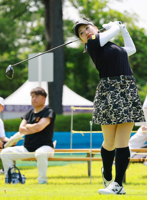 10番、ティーショットを放つ安田彩乃(撮影・上山淳一)
