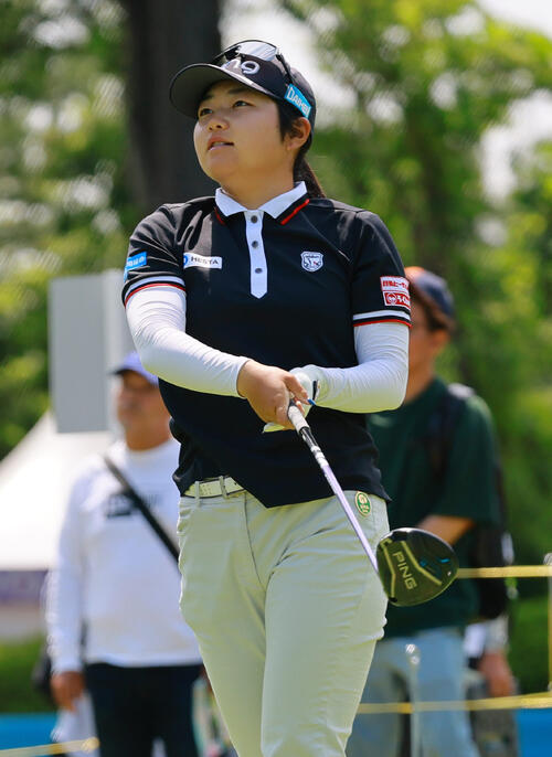 10番、ティーショットを放つ宮沢美咲(撮影・上山淳一)