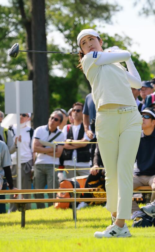 10番、ティーショットを放つ稲見萌寧(撮影・上山淳一)