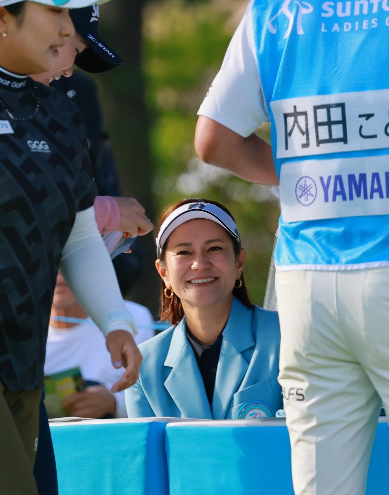 スタートする選手と笑顔で話す宮里藍アンバサダー（撮影・上山淳一）