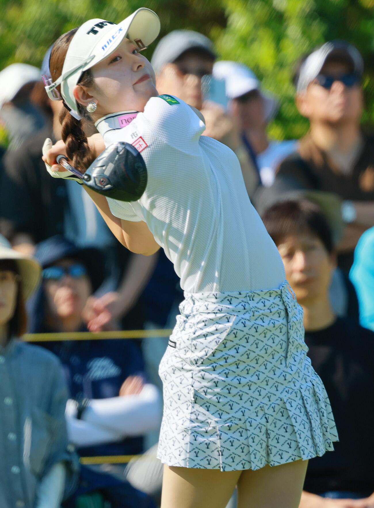 10番、ティーショットを放つ吉田鈴（撮影・上山淳一）