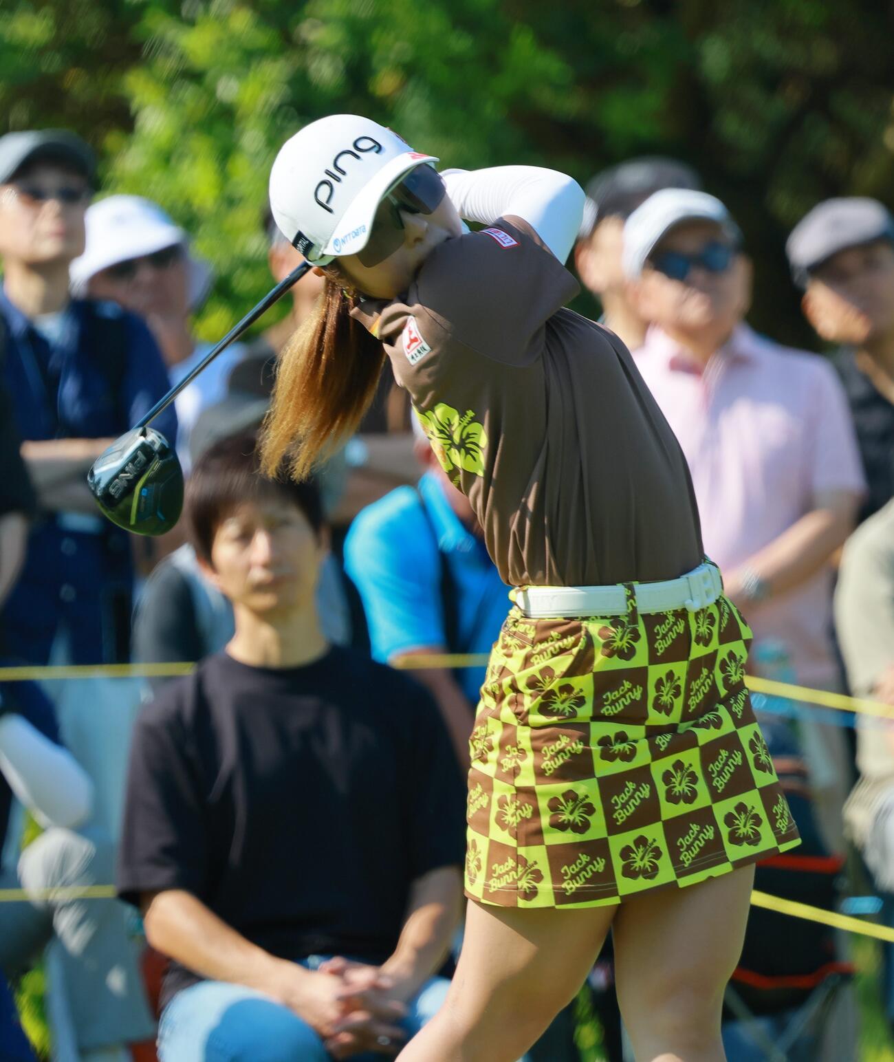 10番、ティーショットを放つ佐久間朱莉（撮影・上山淳一）