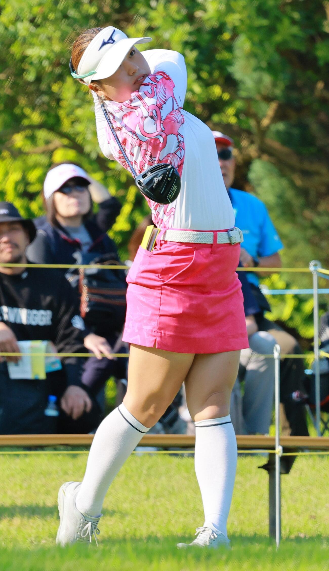 10番、ティーショットを放つ仲村果乃（撮影・上山淳一）