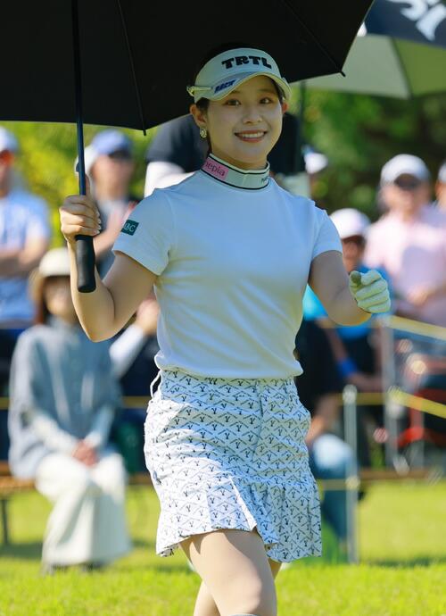 10番、ティーショットを放ちセカンド地点へ向かう吉田鈴(撮影・上山淳一)