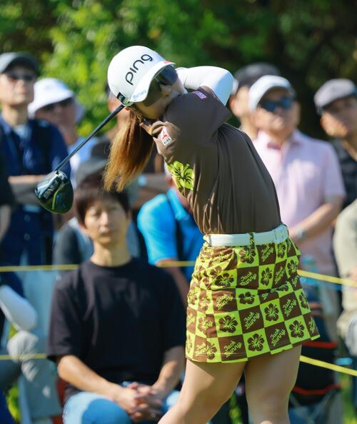 10番、ティーショットを放つ佐久間朱莉(撮影・上山淳一)