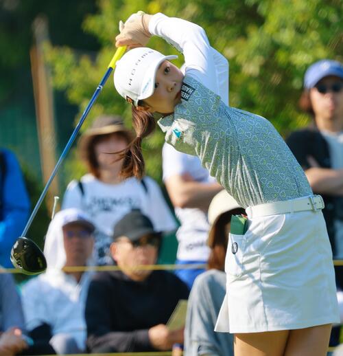 10番、ティーショットを放つ金沢志奈(撮影・上山淳一)