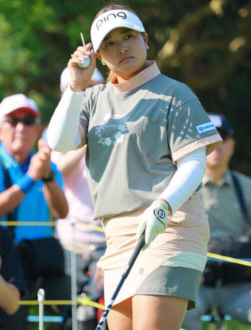 10番、ティーショットを前にする鈴木愛(撮影・上山淳一)
