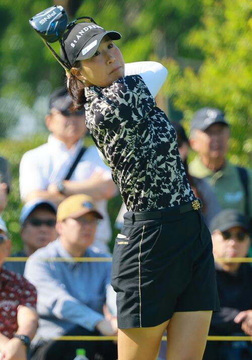 10番、ティーショットを放つ木戸愛(撮影・上山淳一)