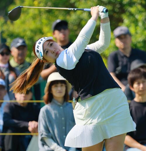 10番、ティーショットを放つ小林光希(撮影・上山淳一)