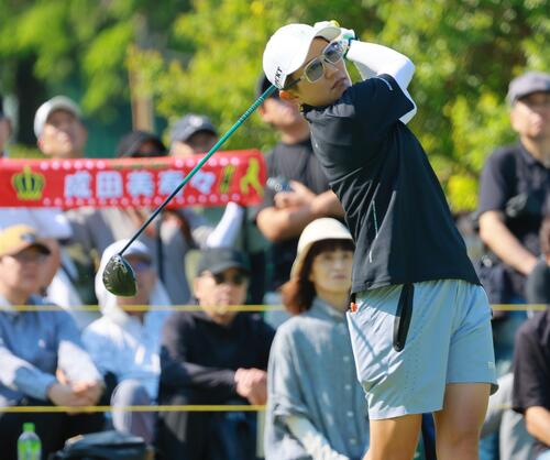 10番、ティーショットを放つ成田美寿々(撮影・上山淳一)