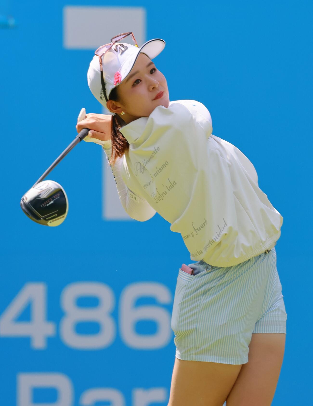 1番、ティーショットを放つ川崎春花（撮影・上山淳一）