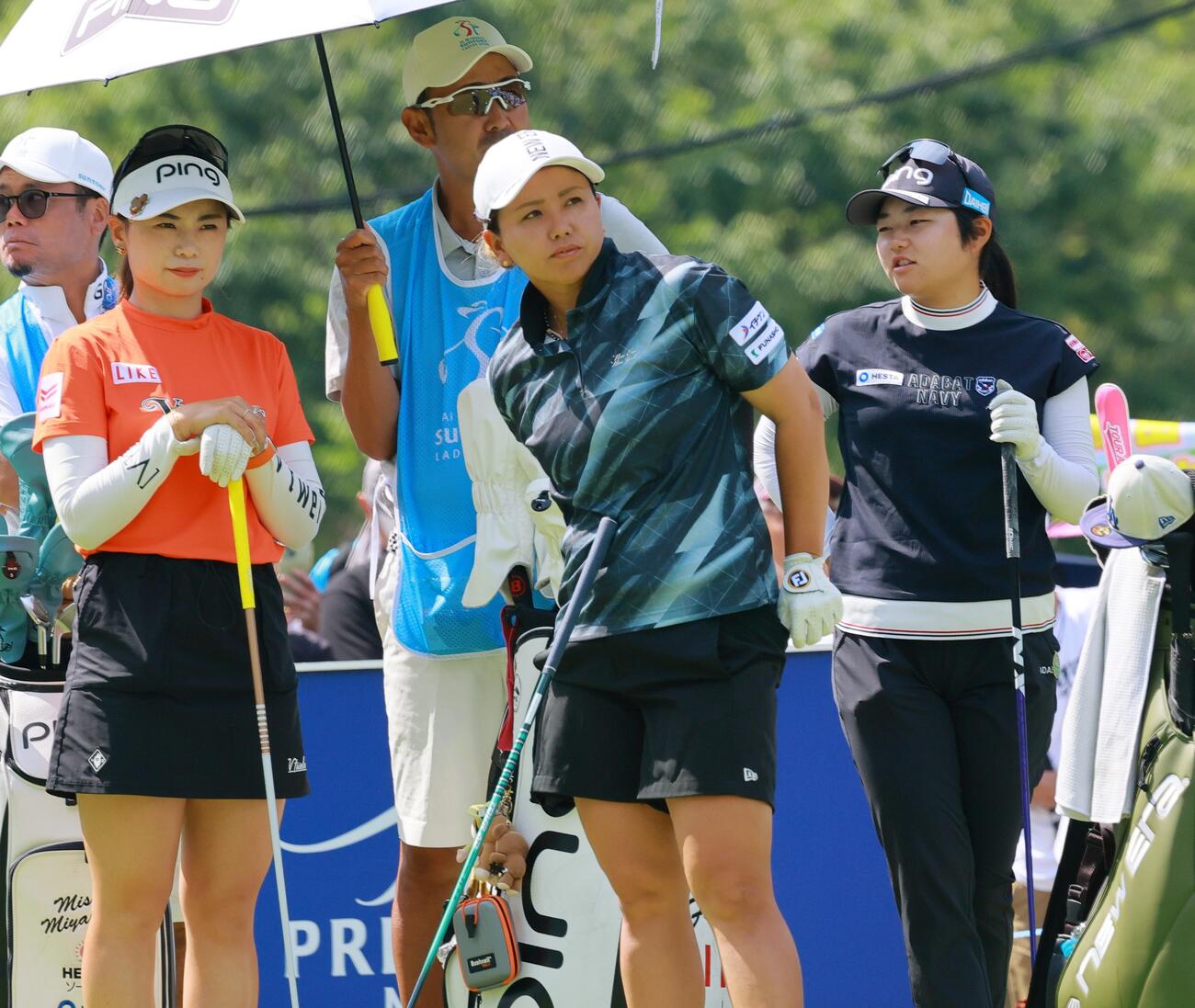 1番、スタートを待つ、左から藤田かれん、山城奈々、宮沢美咲（撮影・上山淳一）