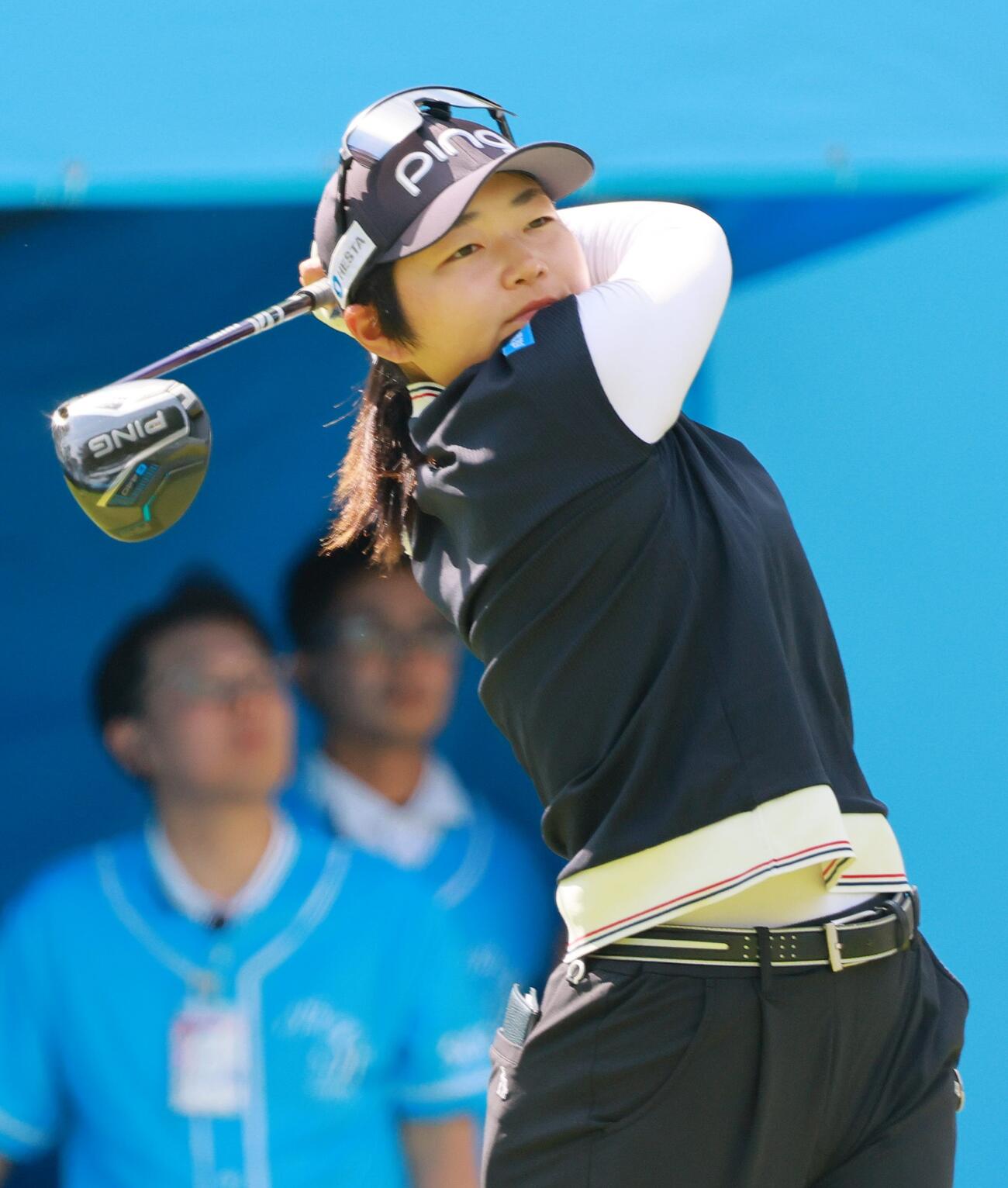 1番、ティーショットを放つ宮沢美咲（撮影・上山淳一）