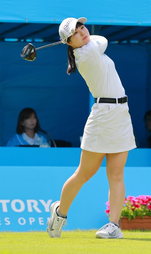 1番、ティーショットを放つ尾関彩美悠(撮影・上山淳一)