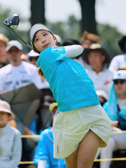 10番、ティーショットを放つ永嶋花音(撮影・上山淳一)