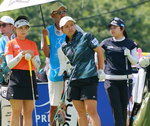 1番、スタートを待つ、左から藤田かれん、山城奈々、宮沢美咲(撮影・上山淳一)