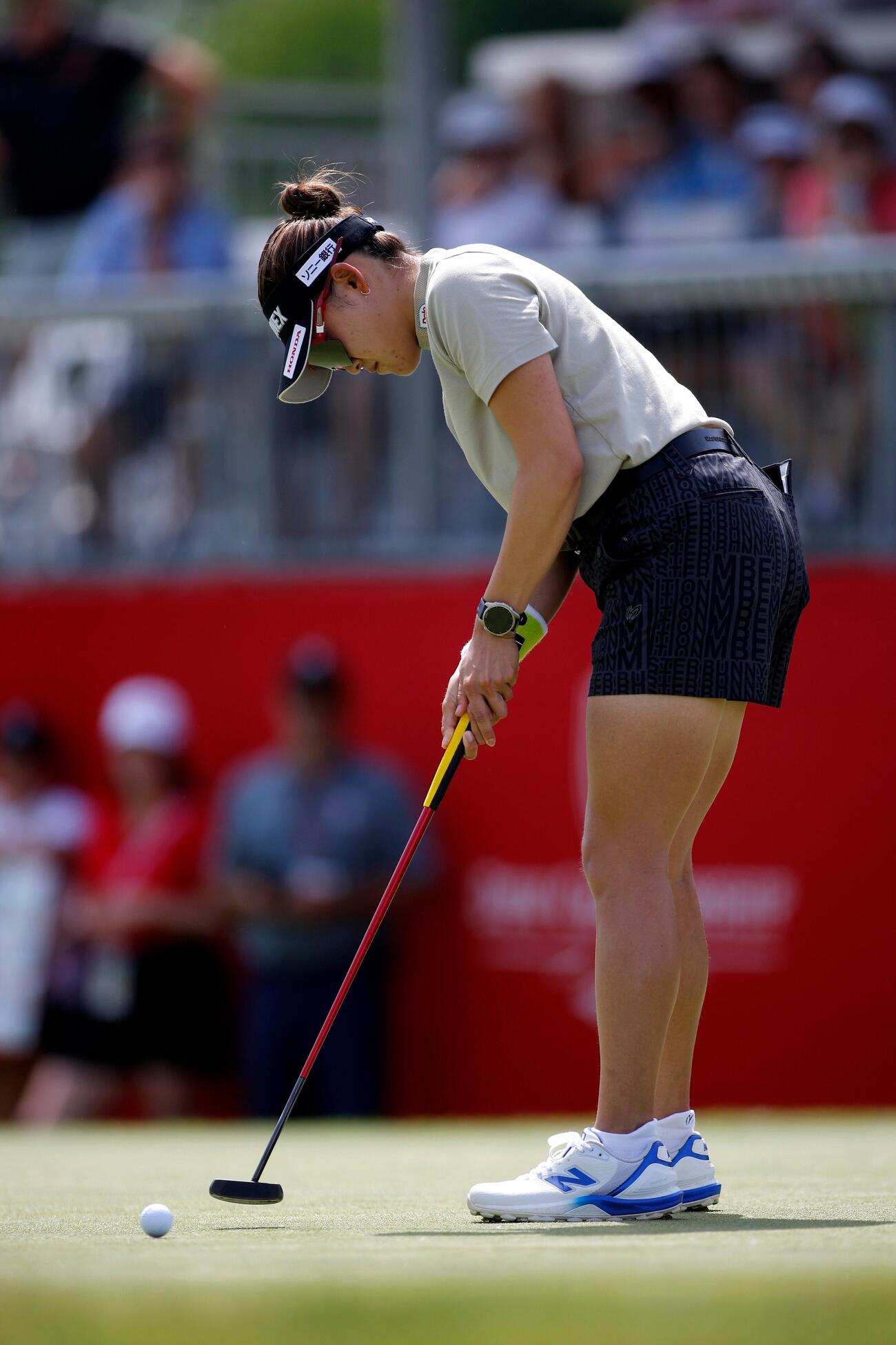 米女子ゴルフ、ダウ選手権第1日　17番でパットを打つ岩井千怜（AP）