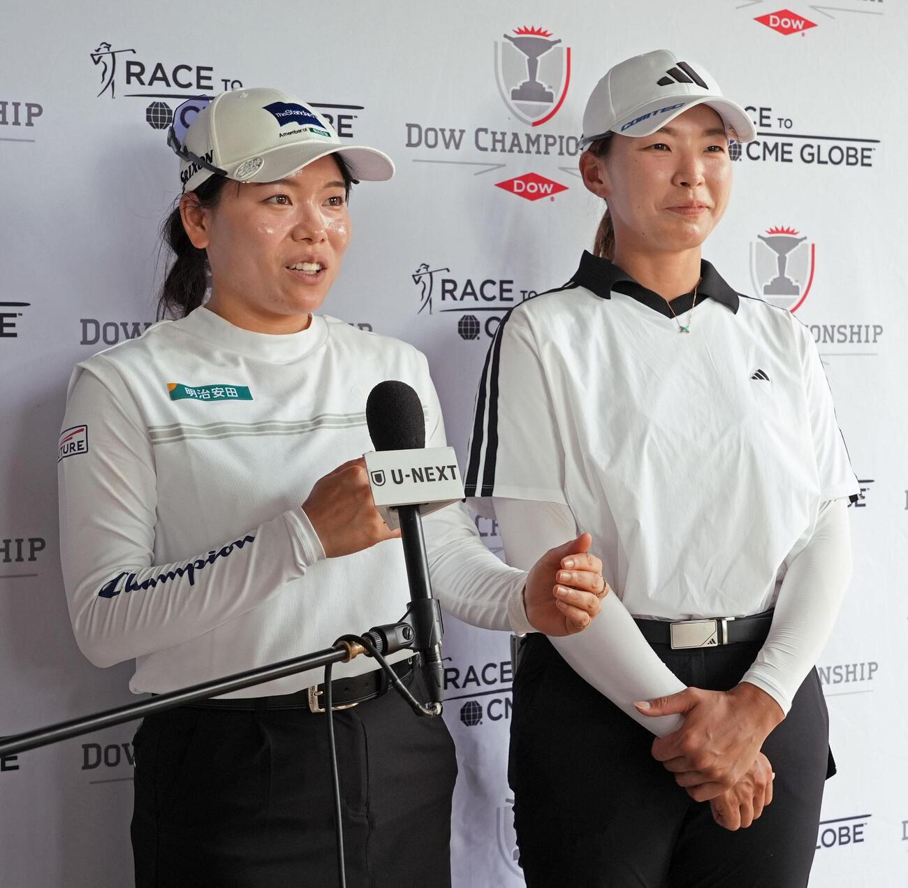 第1ラウンド、ホールアウト後、取材に応じる勝みなみ（左）、渋野日向子組。2アンダーで4位＝ミッドランドCC（共同）