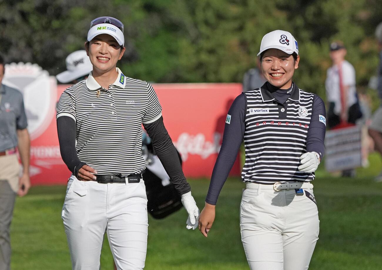 第1ラウンド、7オーバーで69位の原英莉花（左）、桜井心那組＝ミッドランドCC（共同）