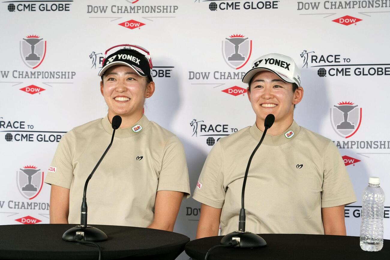 第1ラウンド、ホールアウト後に記者の質問に答える岩井明愛（右）、千怜組。2アンダーで4位＝ミッドランドCC（共同）