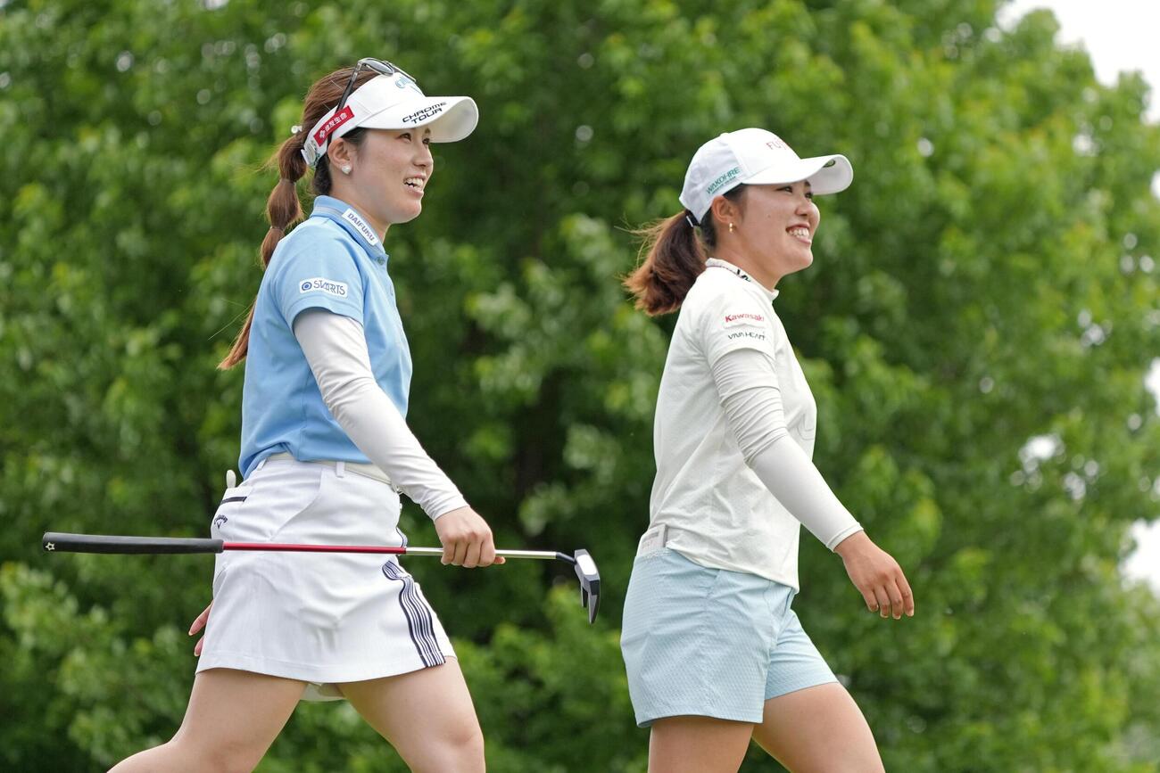 第1ラウンド、2アンダーで4位の古江彩佳（右）、西村優菜組＝ミッドランドCC（共同）