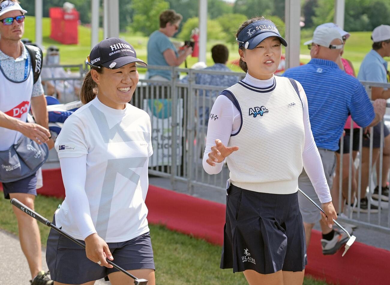第1ラウンド、1オーバーで27位の畑岡奈紗（左）、高真栄組＝ミッドランドCC（共同）