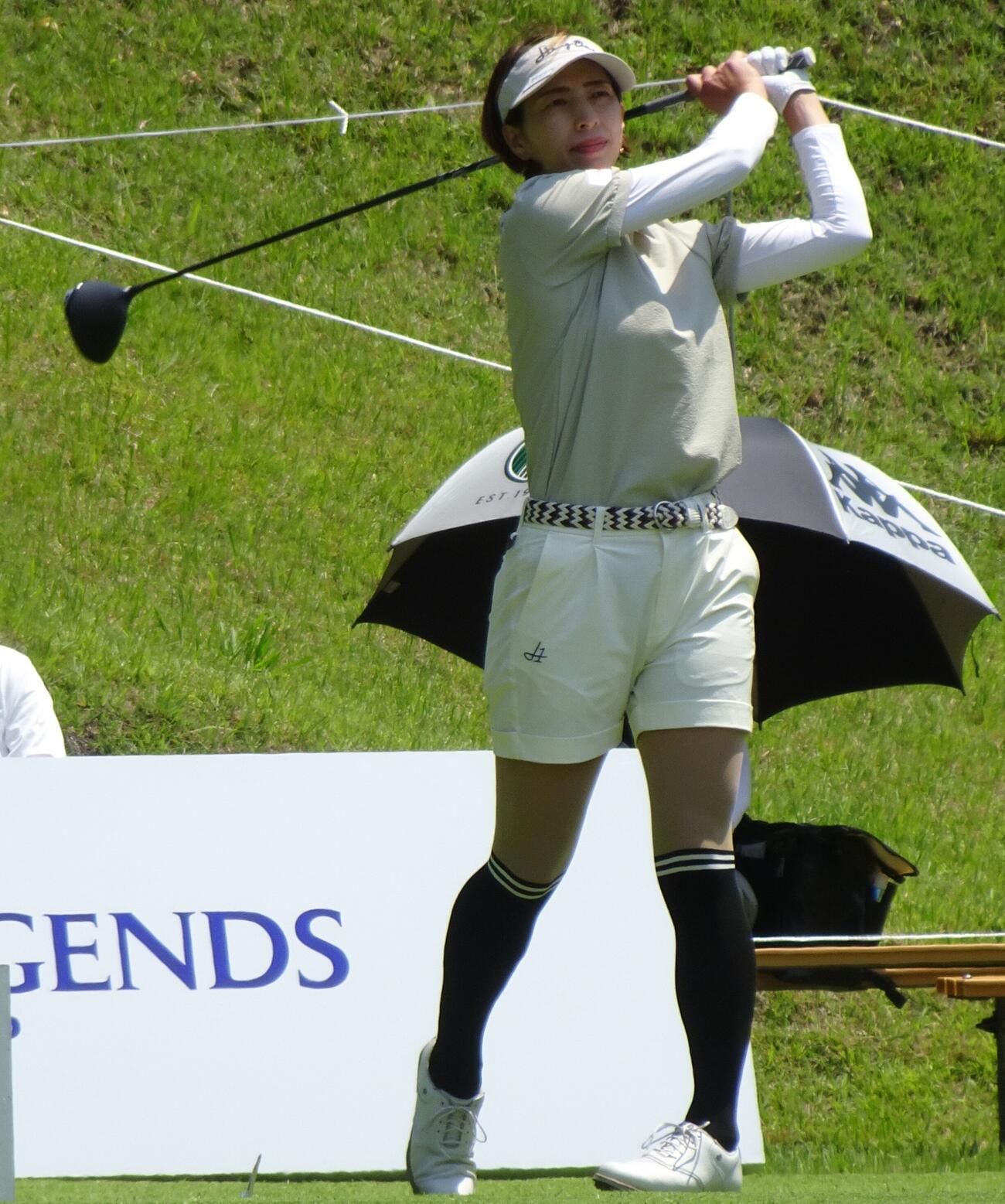 ティーショットを放つ佐藤靖子