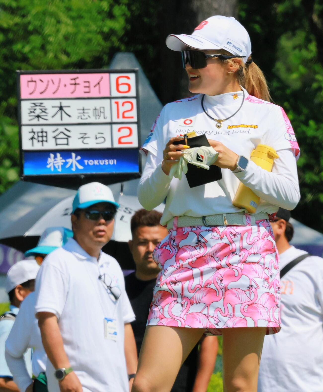 10番、リラックスした表情で順番を待つ桑木志帆（撮影・上山淳一）