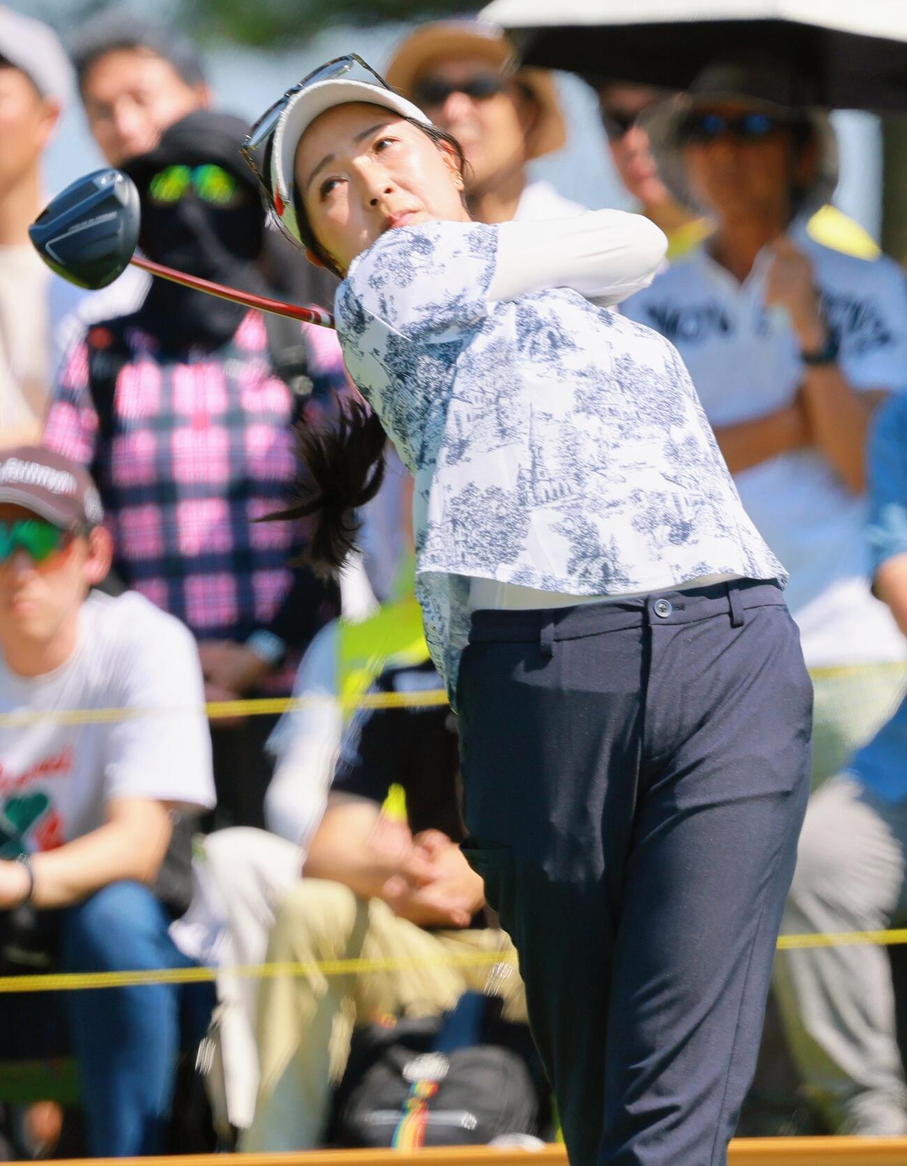 10番、ティーショットを放つ青木瀬令奈（撮影・上山淳一）＝2026年6月12日、第35回宮里藍サントリーレディス・第2日