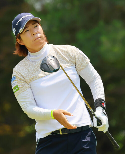 5番、ティーショットを放つ穴井詩(撮影・上山淳一)