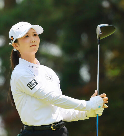 5番、ティーショットを放つ金沢志奈(撮影・上山淳一)