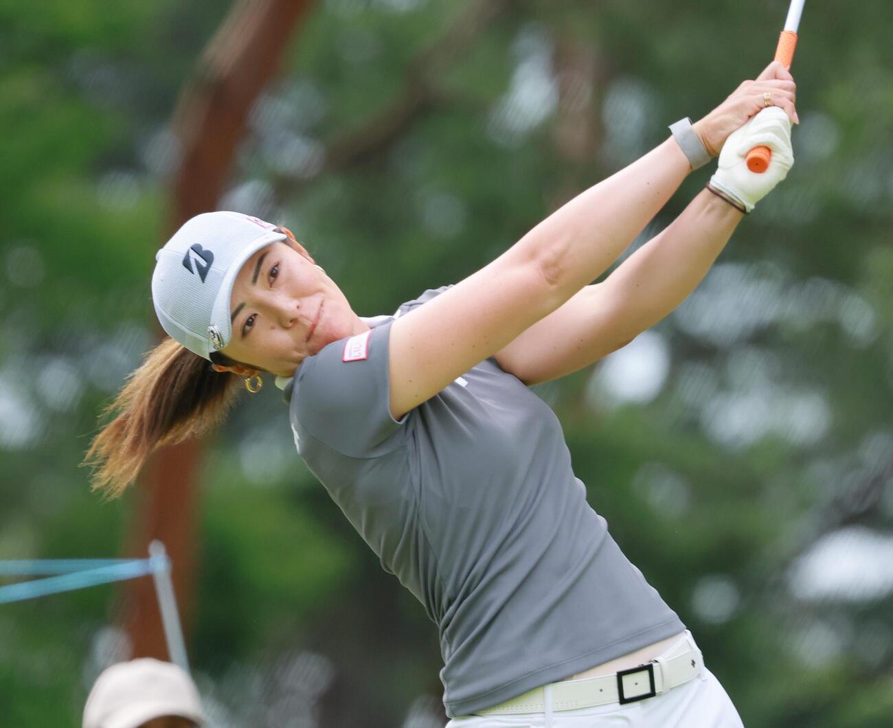 2番、ティーショットを放つ渡辺彩香（撮影・上山淳一）