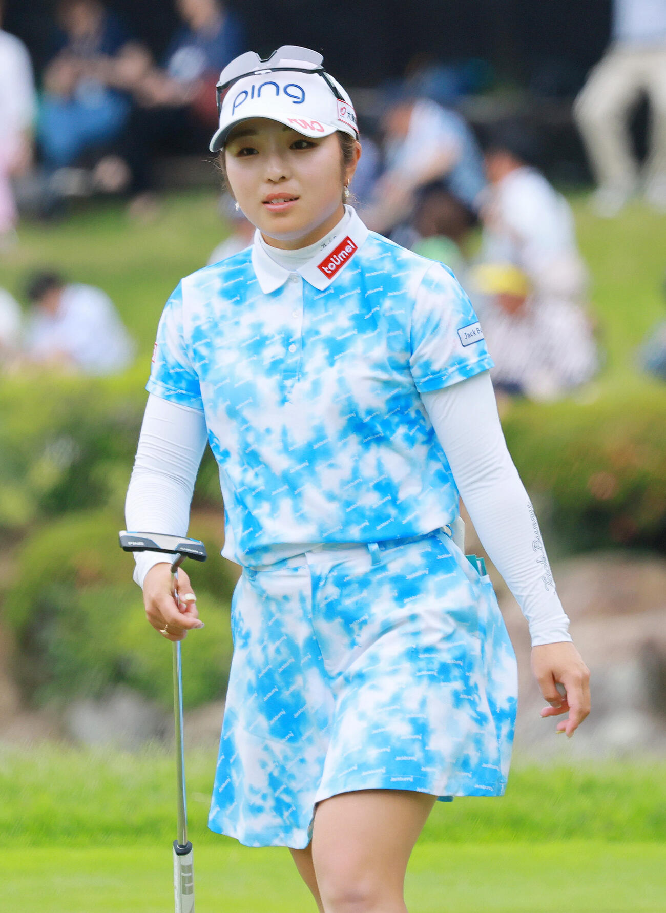 ホールアウトした佐久間朱莉（撮影・上山淳一）＝2026年6月14日、第35回宮里藍サントリーレディスオープンゴルフトーナメント・最終日