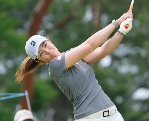 2番、ティーショットを放つ渡辺彩香(撮影・上山淳一)