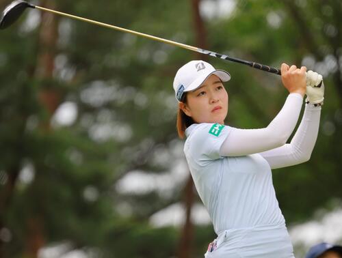 2番、ティーショットを放つ佐藤心結(撮影・上山淳一)