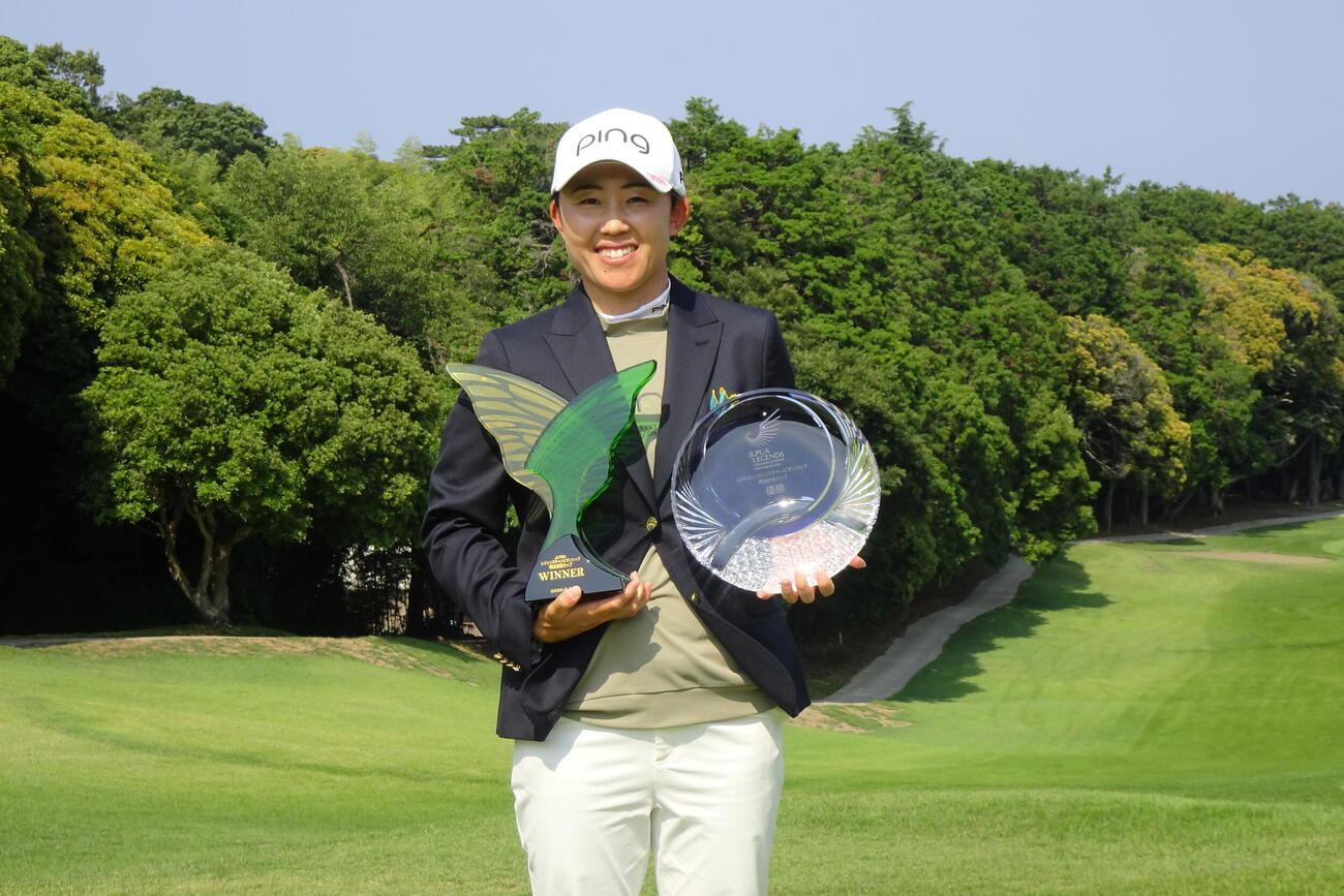 優勝した前田陽子は特別協賛杯（左）と優勝杯を手に笑顔