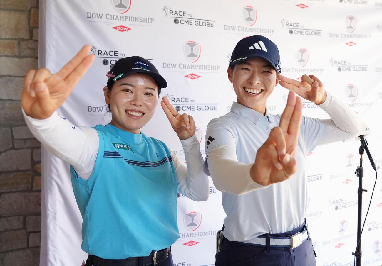 第3ラウンド、通算7アンダーでホールアウトし、ポーズをとる勝みなみ（左）、渋野日向子組。4位に浮上した（共同）