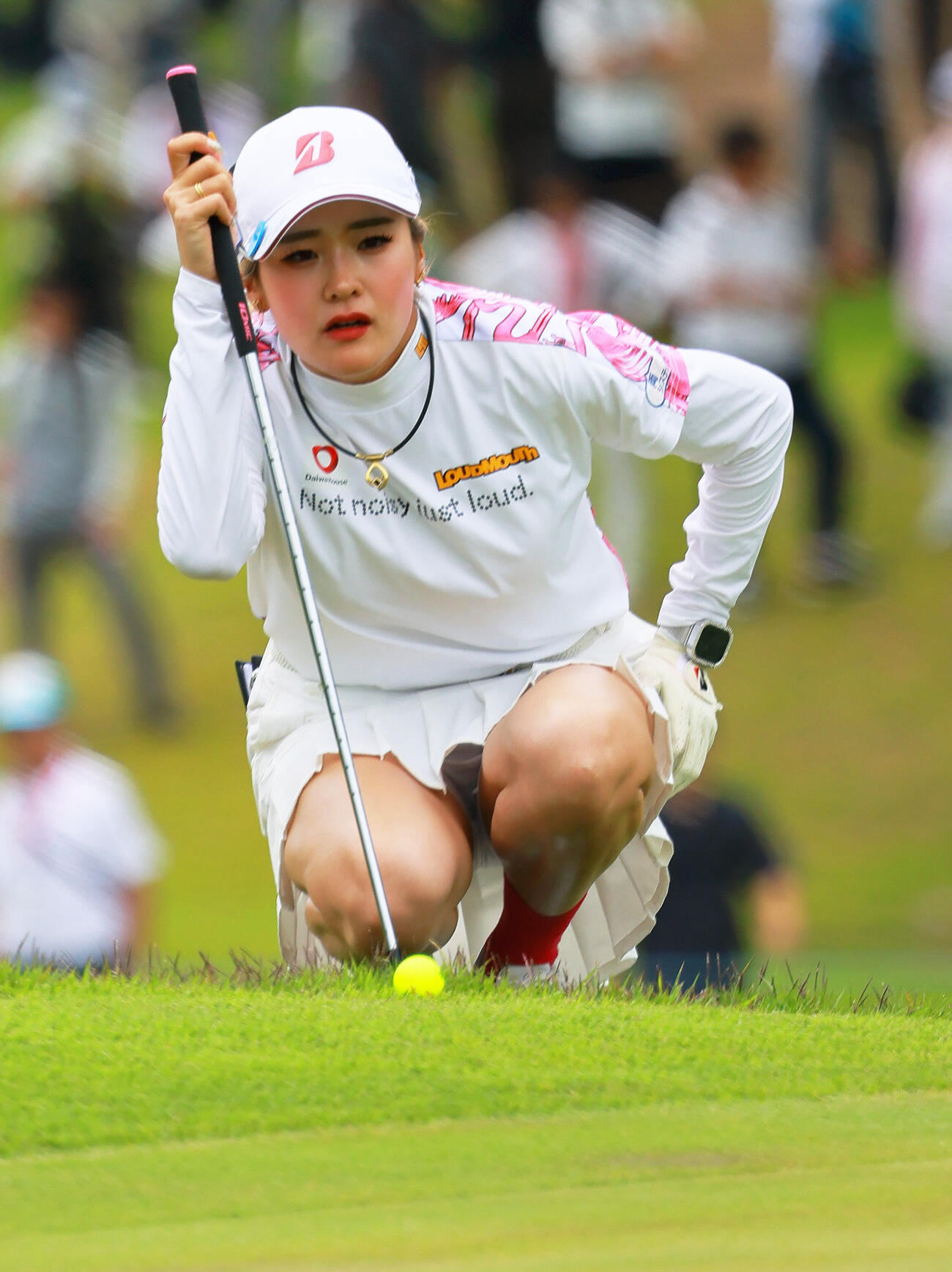9番、グリーンを確認する桑木志帆（撮影・上山淳一）＝2026年6月14日、第35回宮里藍サントリーレディスオープンゴルフトーナメント・最終日