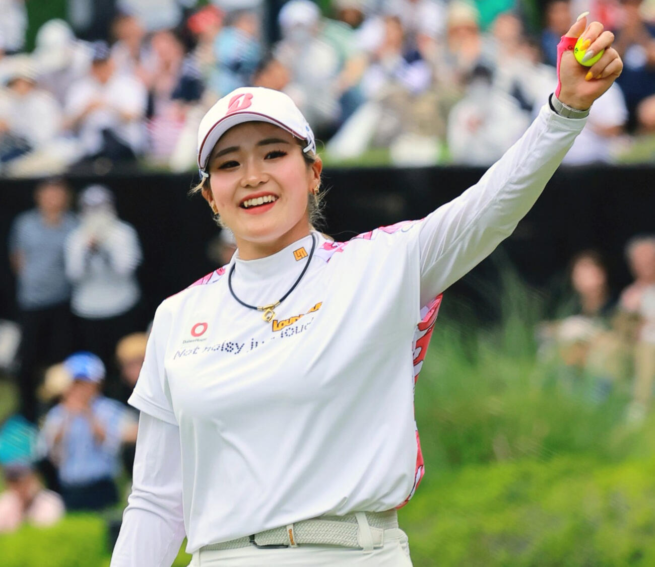 18番、ウイニングパットを決め喜ぶ桑木志帆（撮影・上山淳一）