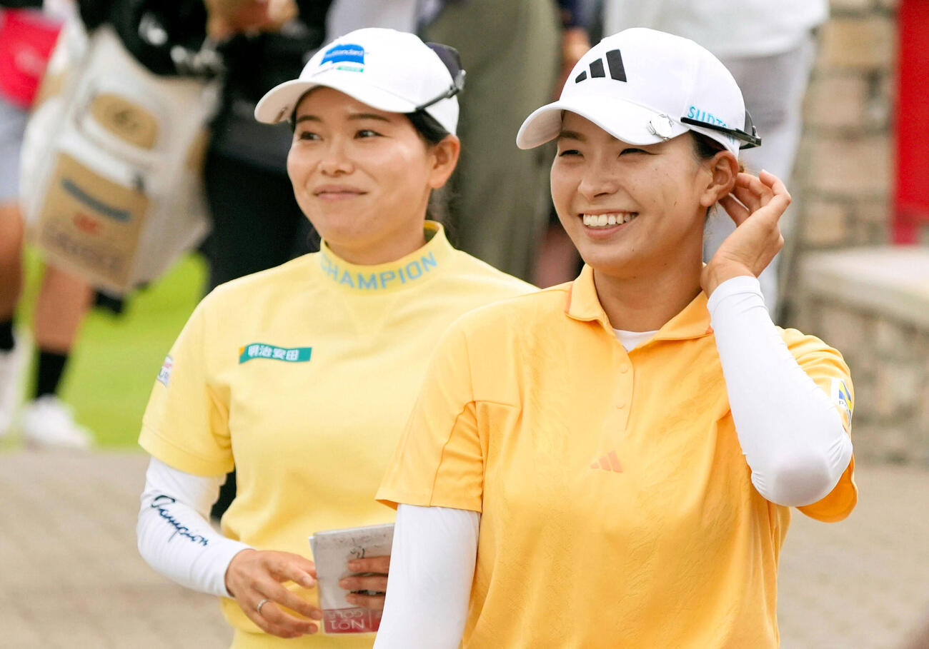 最終ラウンド、ホールアウトし、スコア提出に向かう勝みなみ（左）、渋野日向子組。通算12アンダーで5位（共同）