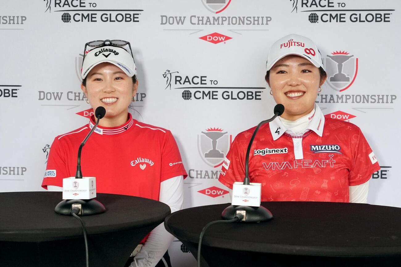 最終ラウンド、ホールアウト後、記者会見する古江彩佳（右）、西村優菜組。通算12アンダーで5位（共同）