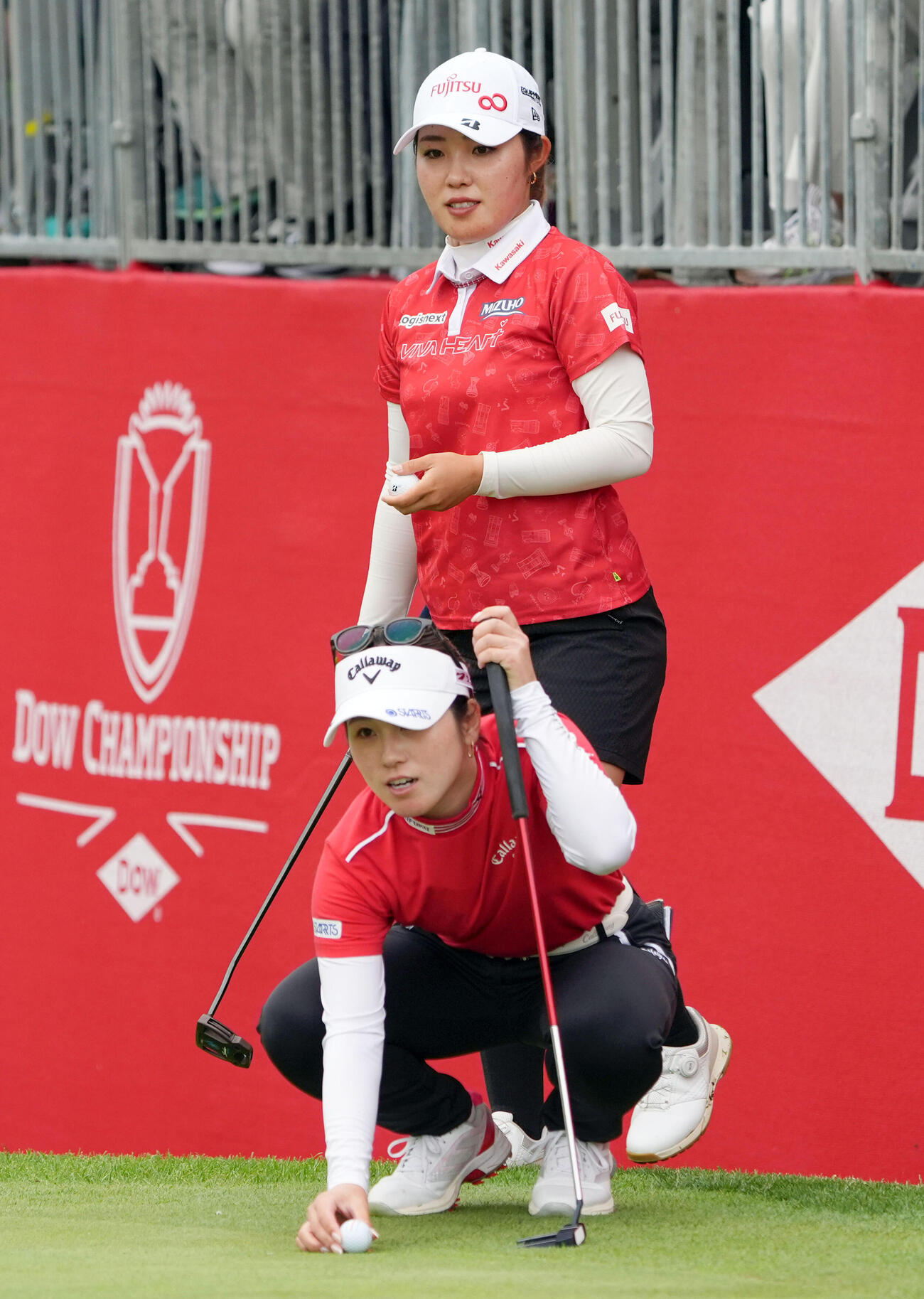 最終ラウンド、通算12アンダーで5位の古江彩佳（奥）、西村優菜組（共同）