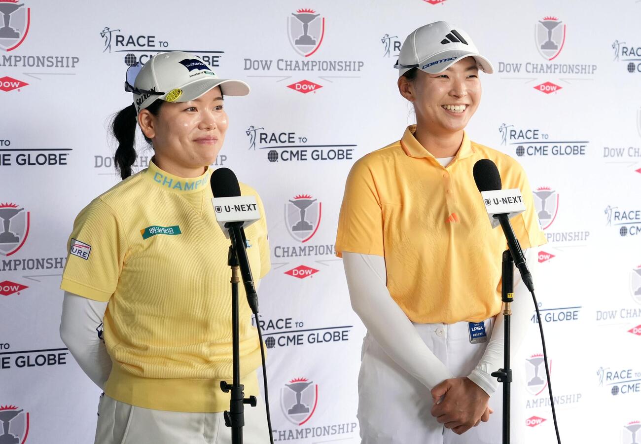 最終ラウンド、ホールアウト後、取材に応じる勝みなみ（左）、渋野日向子組。通算12アンダーで5位＝ミッドランドCC（共同）