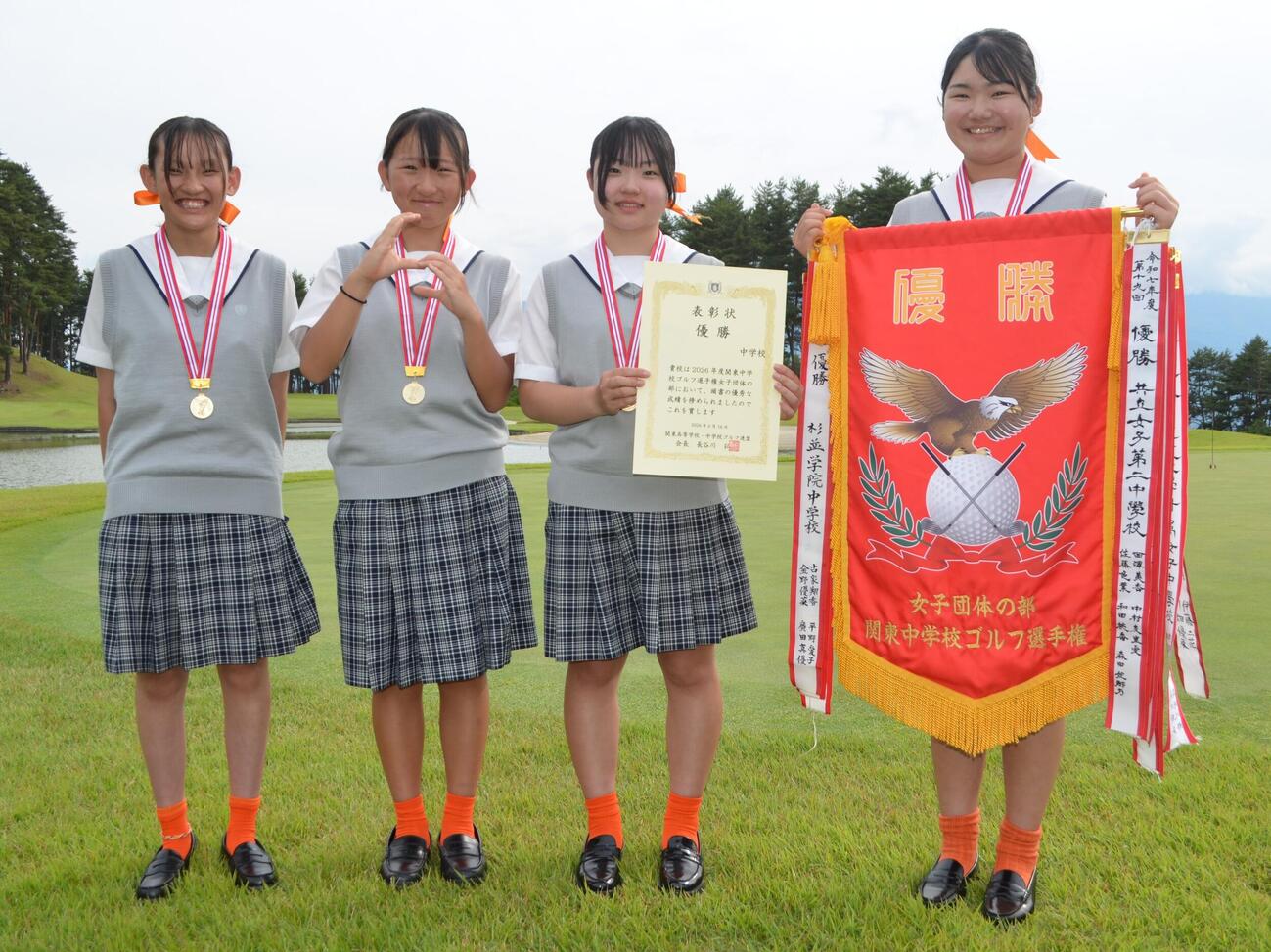 2年ぶり優勝の埼玉栄。左から小林令奈、張錦笑、中村優里、熱海ひまり