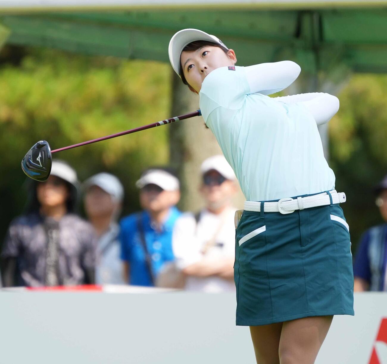 1番、ティーショットを放つ稲垣那奈子（撮影・小沢裕）