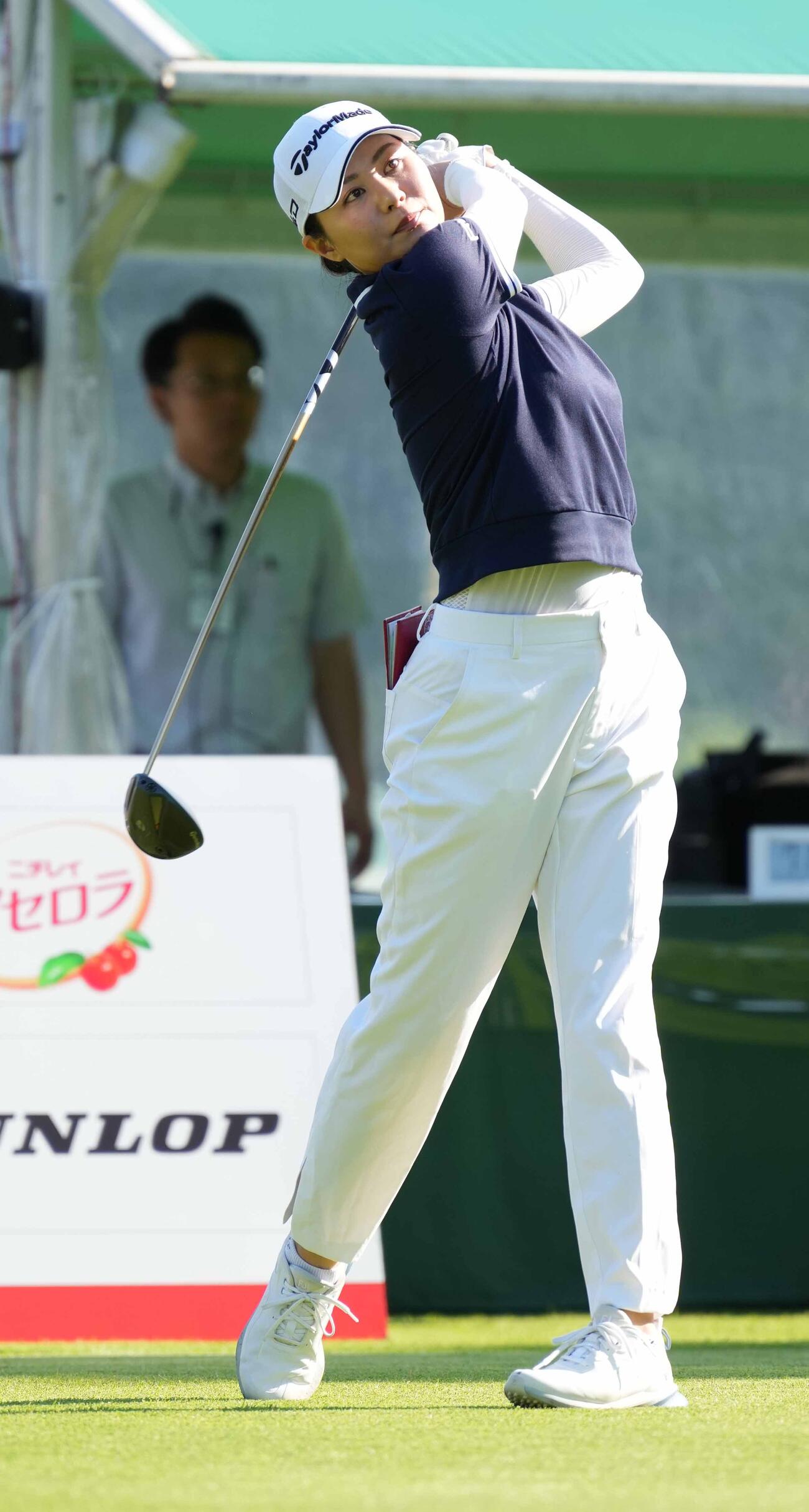 10番、ティーショットを放つ新垣比菜（撮影・小沢裕）