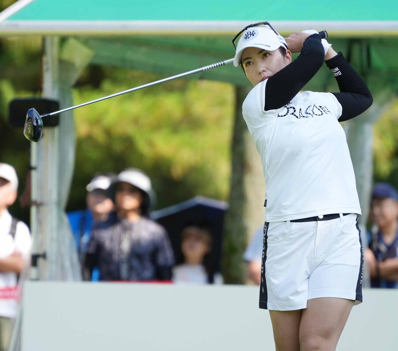 1番、ティーショットを放つ笠りつ子（撮影・小沢裕）