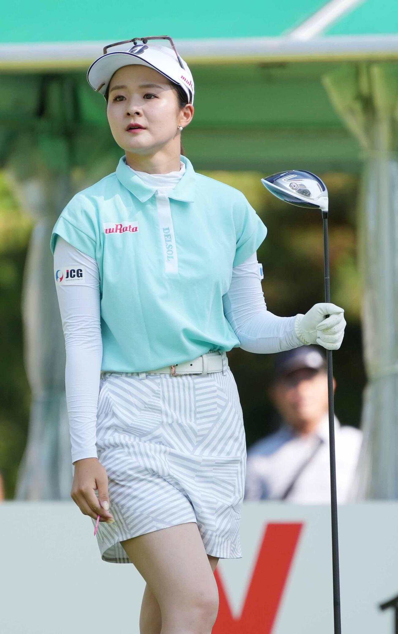 1番、ティーショットの打球を見つめる川崎春花（撮影・小沢裕）