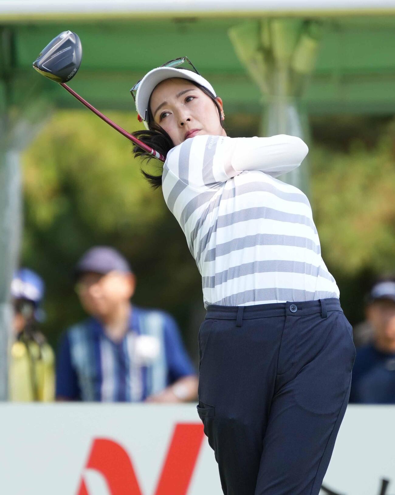 1番、ティーショットを放つ青木瀬令奈（撮影・小沢裕）